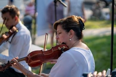 Kristen Wiersma plays violin with the Illinois Philharmonic Orchestra String Quartet on Aug. 18, in front of the Flossmoor Public Library during Chamber Night. (Bill Jones/H-F Chronicle)