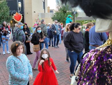Youngsters take a look at a large La Catrina figure created by local artist Xicantl. (EC)