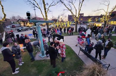 Crowds gather late in the afternoon on Saturday, Nov. 27, for the first of four Flossmoor holiday festivals. (EC)